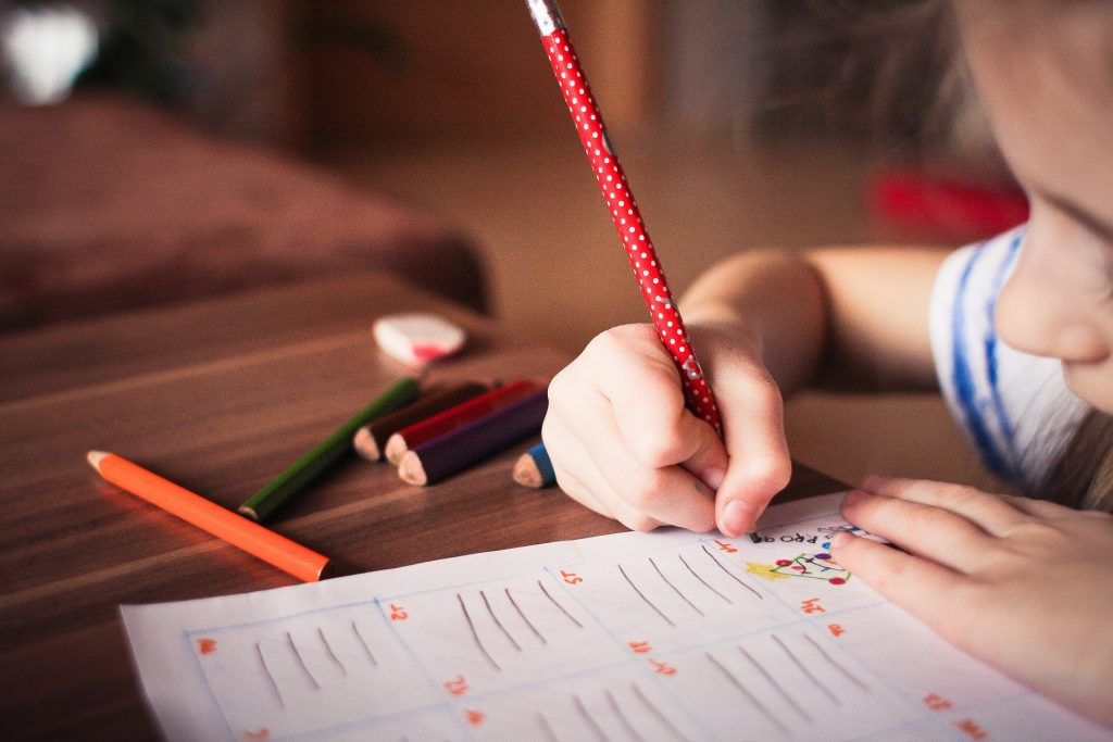 Pige der tegner, nogle børn har brug for at vente med skolestart