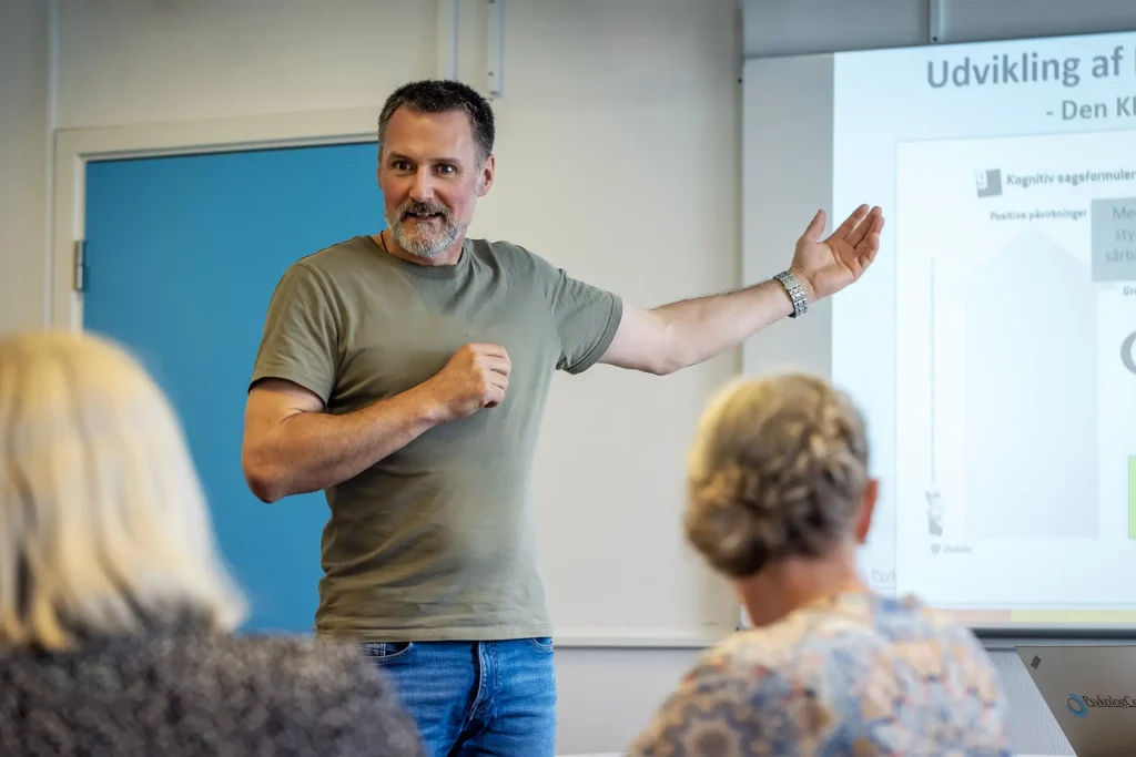 Mand forklarer hvad der står på tavlen