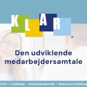 Kvinde og mand der taler sammen