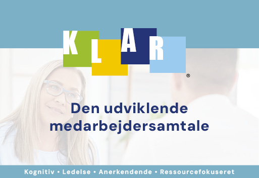 Kvinde og mand der taler sammen