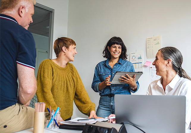 En flok mennesker der snakker sammen