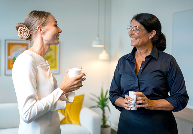 Maria og Birgitte taler sammen.