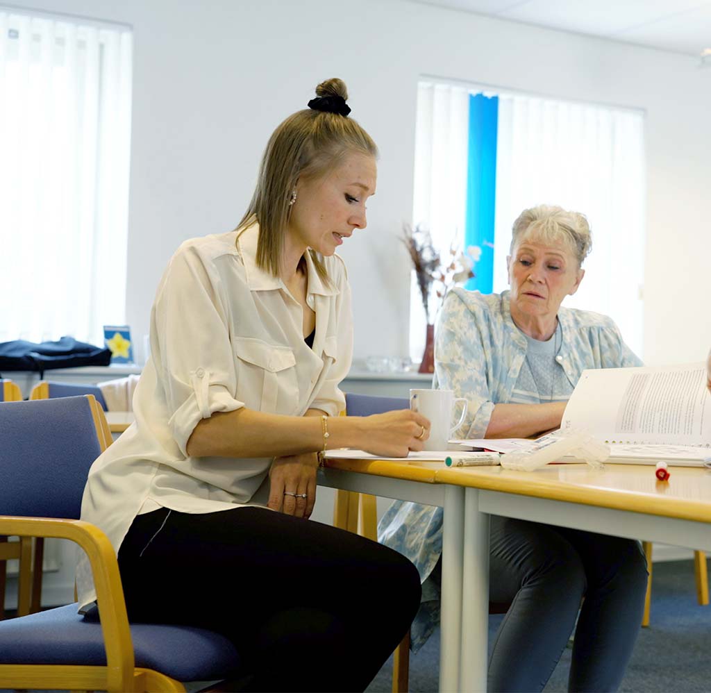 Maria og Lene snakker